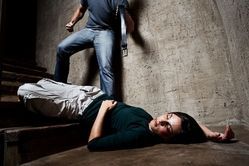 Opferhilfe - eine Frau liegt auf dem Boden